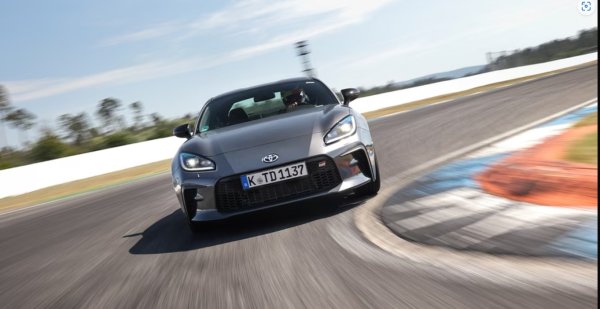 Toyota GR86 и Subaru BRZ са направени за малки, тесни състезателни писти. Не много по-скъпа от Mazda MX-5, но малко по-голяма е първата бегачка, която японците предлагат от 35 490 евро. Идентично по конструкция със Subaru BRZ (доста рядко срещано в тази страна) почти 4,30-метровото купе разчита на 2,4-литров боксерен двигател, който стига с лекота 234 к.с. без турбокомпресор. Но тъй като GR86 тежи само около 1,3 тона, тази мощност прави шофирането уникално. 

Задвижването на задните колела и шестстепенната ръчна трансмисия са задължителни. През 2021 година беше пусната нова версия на уникалната Toyota с ускорение 6,3 секунди до стотака и максимална скорост от 226 км/ч. 

Гарантирано е, че ще се влюбите и в двата модела, ако побързате. Те те изчезват на европейския пазар до края на годината, така че после цената на използваните модели гарантирано ще скочи.
